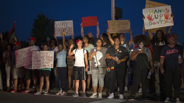 Continúan las protestas en Missouri por la muerte de un adolescente afroestadounidense a manos de la policía. Foto: Reuters