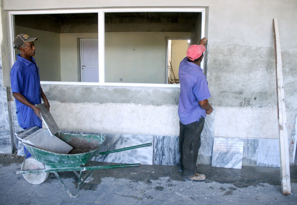El hospital ha seguido brindando sus servicios a pesar de la reparación. Foto: Calixto N. Llanes