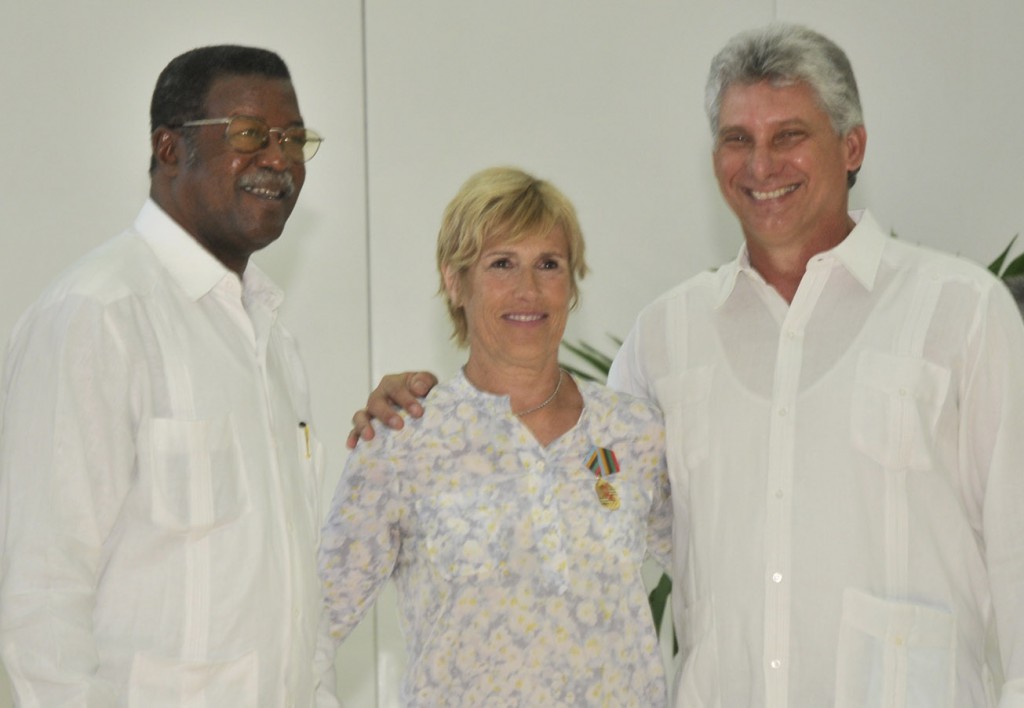 Diana Nyad recibió la felicitación de Díaz-Canel (derecha) y Christian Jiménez. Foto: José Raúl Rodríguez Robleda.