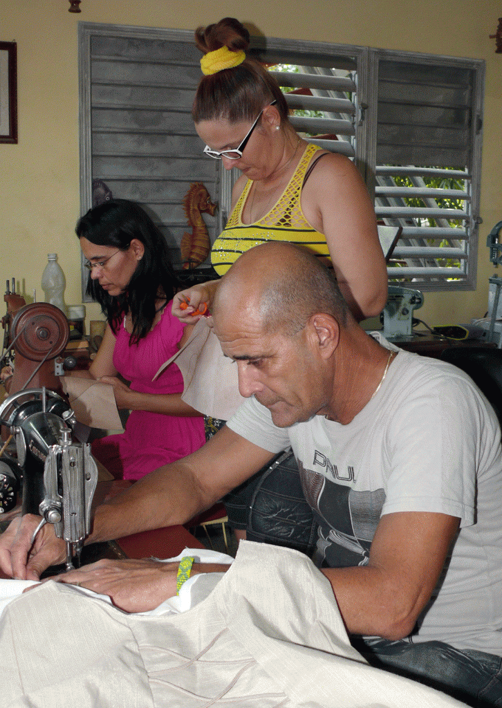 José Antonio (en primer plano), Mileidis y Maidelín, en la fogosidad creativa del taller.