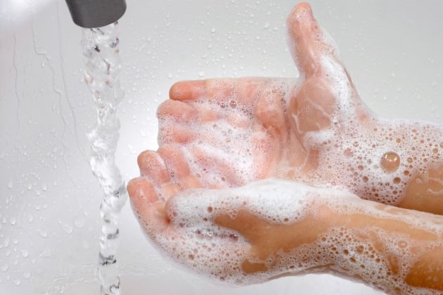 Lavarse bien las manos es la medida higiénica más importante ante la compleja situación epidemiológica. Foto: David Hernández