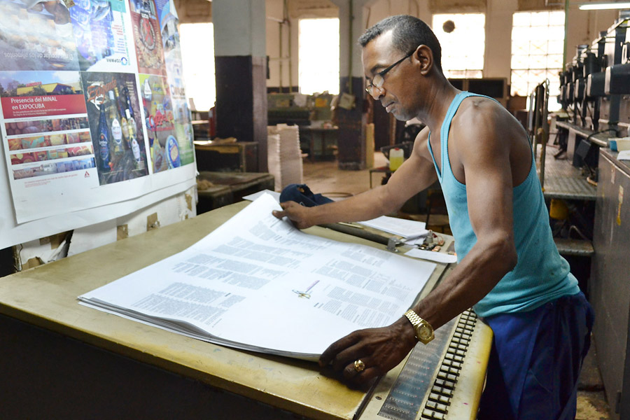 Hasta julio pasado los trabajadores gráficos de la UEB Osvaldo Sánchez habían confeccionado 402 mil ejemplares de libros de texto para el MINED y unos 26 mil 500 para centros de la salud. | fotos: Eddy Martin