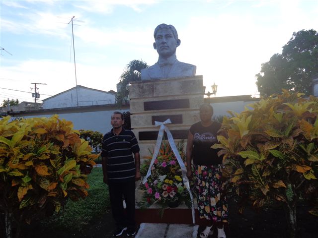 Una ofrenda floral a nombre de la clase obrera cubana fue colocada junto al busto de Alfredo López en Sagua la Grande