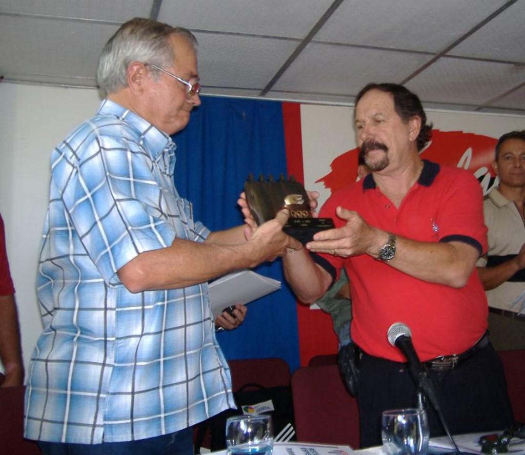 Ventura Carballido (izquierda) y Roberto Pacheco comparten el Trofeo Olímpico entregado por el COI en el año 2008 al movimiento de las peñas deportivas.        