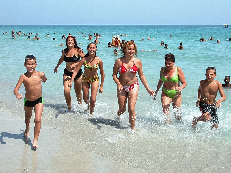 Children and young people feel relief to ease the tropical hot. Photo: Jose Raul Rodriguez Robleda.