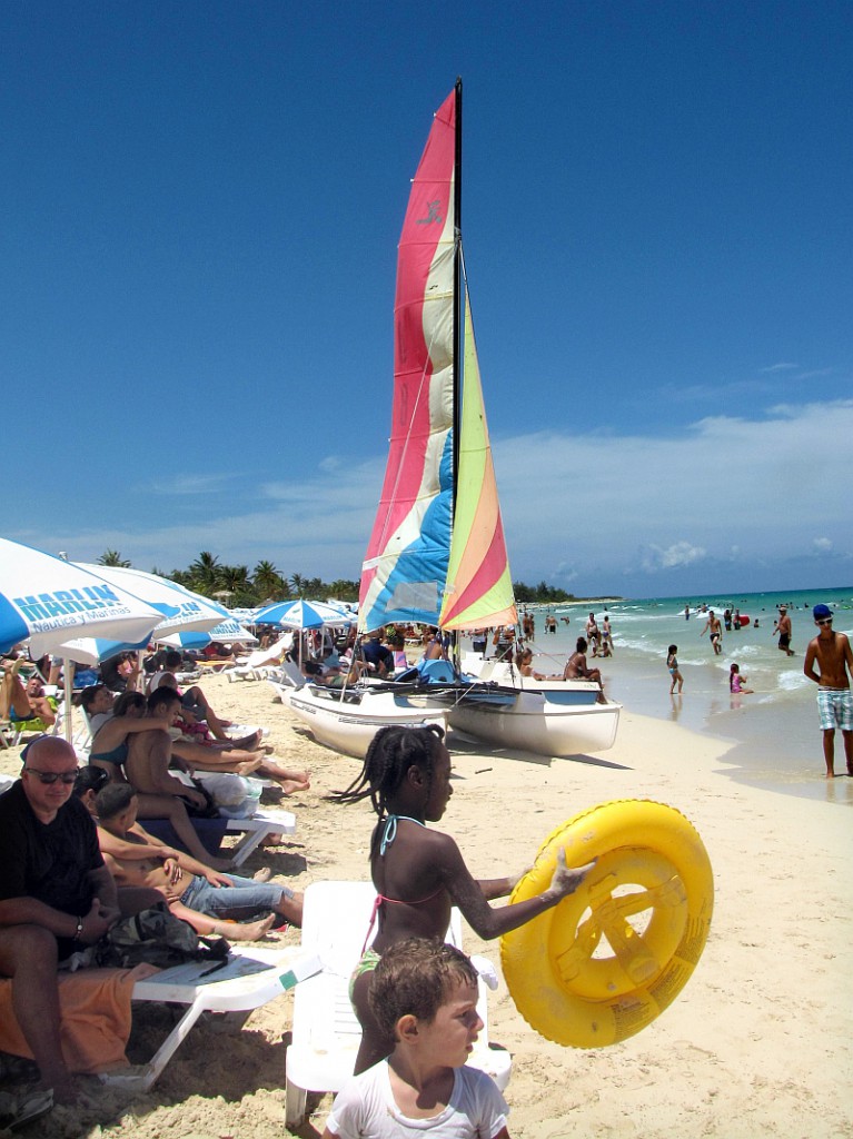 For many of the Cuban families, the beach is the best option to enjoy on vacation. Photo: Gabriela Lopez Dueñas