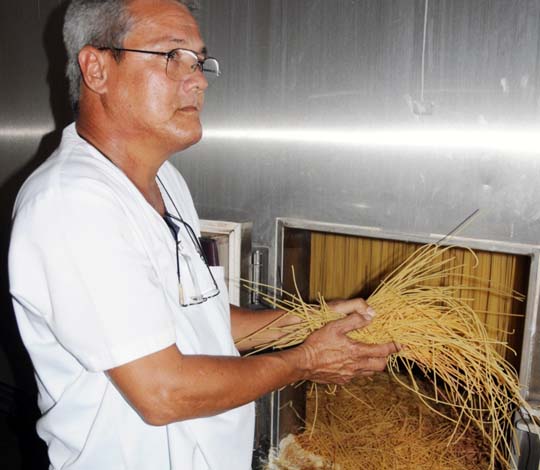 Calidad, palabra de orden para estos hombres que se adentraron al mundo de la elaboración de espaguetis. Fotos: Orlando Durán Hernández