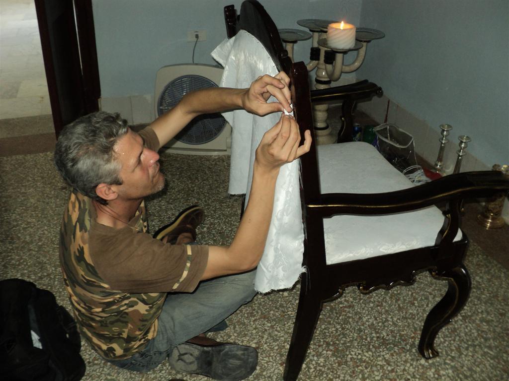 El mobiliario de toda la curia fue restaurado por Niorlis Vilvey, a propósito de las misas que celebraría en Cuba Benedicto XVI.