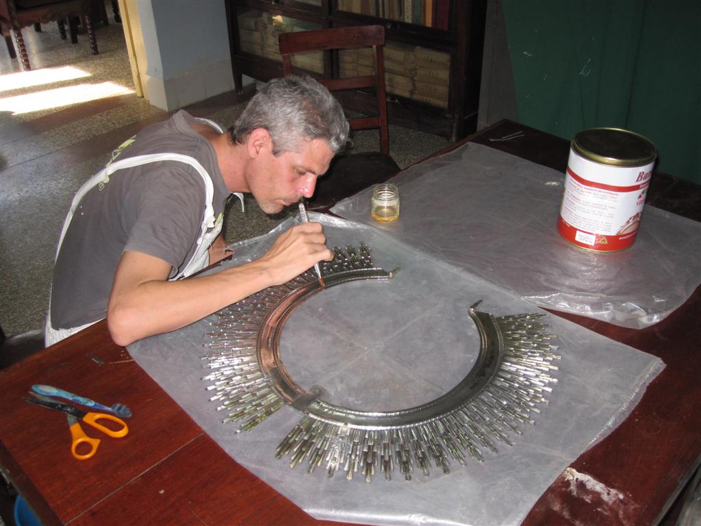 El equipo encabezado por Vilvey Hernández asumió la conservación de vasos sagrados, el moblaje, los reclinatorios y cada detalle que se emplearían en la visita del entonces Papa.