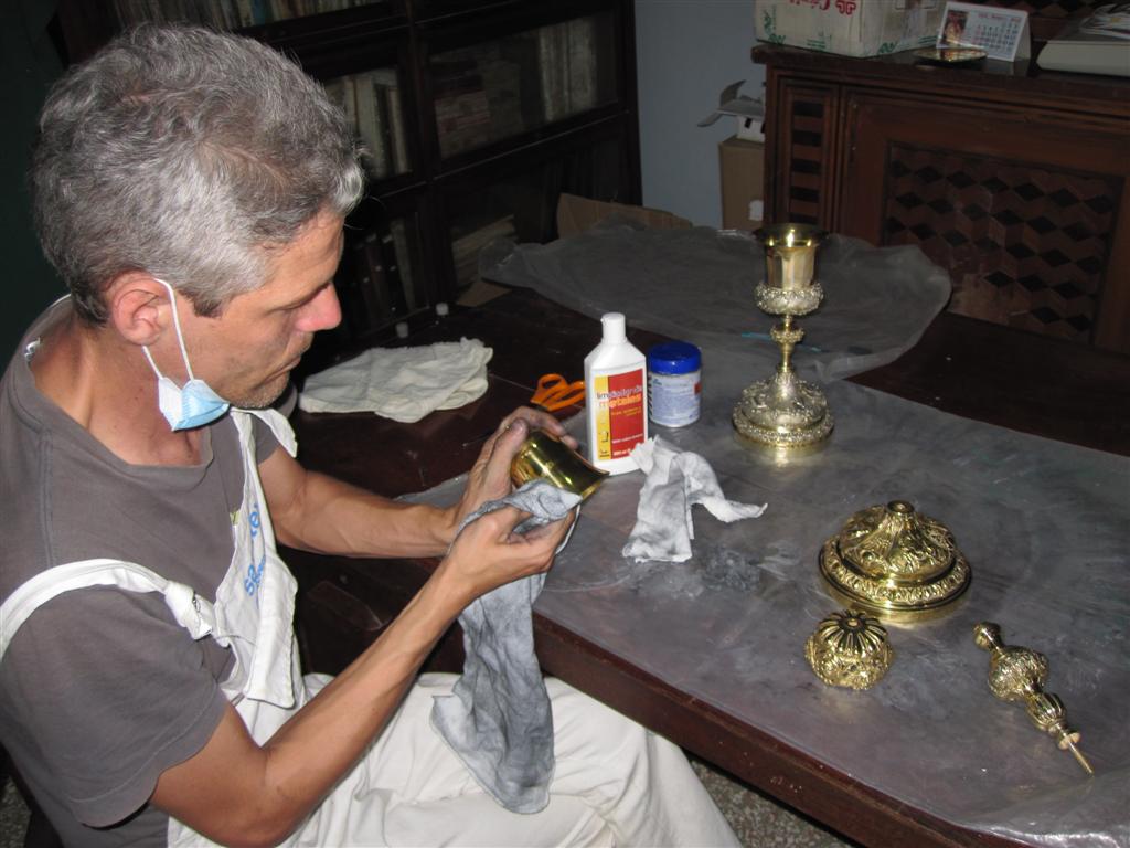 Los accesorios de la Virgen Mambisa que recorriera la isla también pasó por las manos del restaurador espirituano.