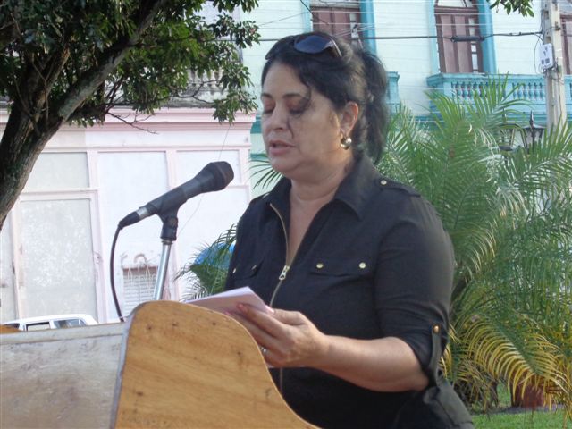 Consuelo Baeza, secretaria de la CTC en Villa Clara, recordó el aporte al movimiento obrero del líder de los trabajadores gráficos