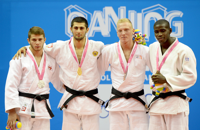 El cubano (derecha), culminó su tarea con medalla de bronce en los 81 Kg del judo.