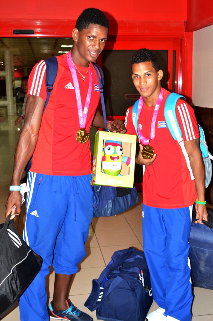 Los pugilistas cubanos Yordan Hernández (izquierda, 91 kg) y Javier Ibáñez (derecha, 56 kg) consiguieron los títulos de Cuba. Fotos: Eddy Martin
