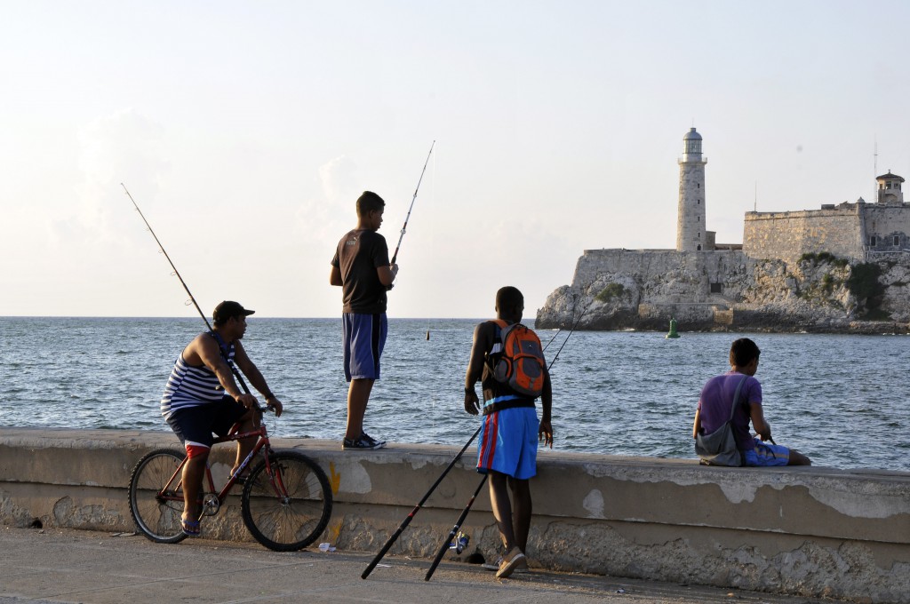 Jóvenes pescan en la entrada de la bahía. 