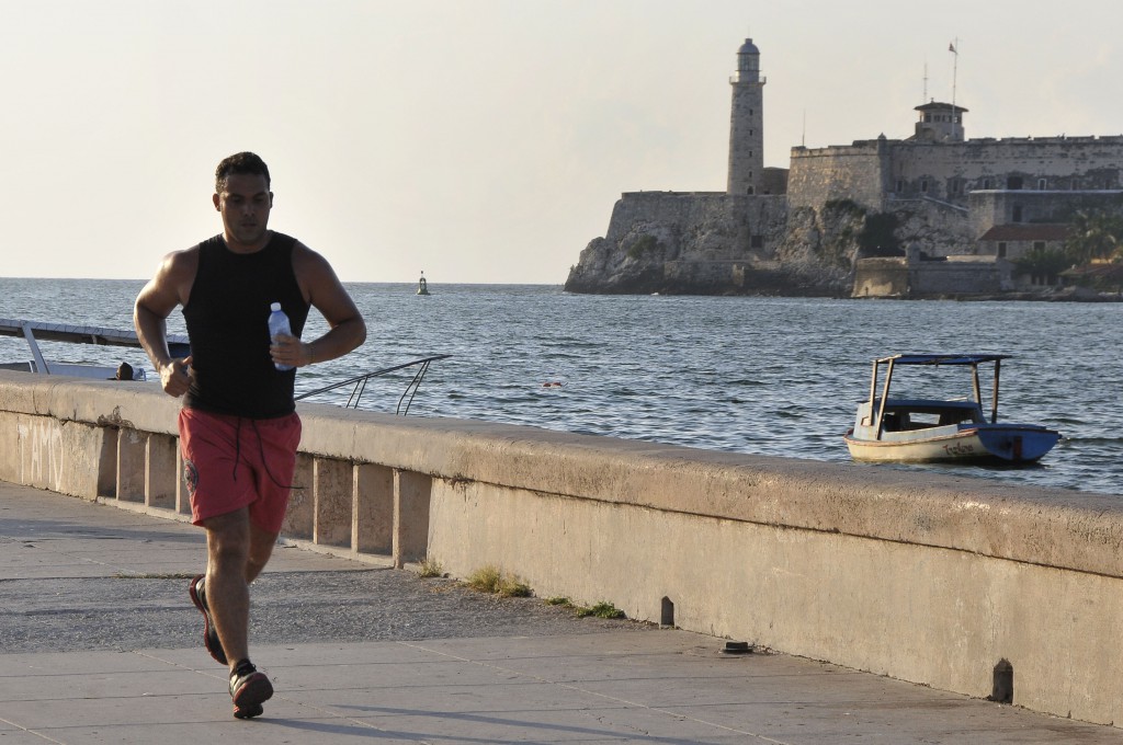 También es rutina diaria el correr en el malecón habanero.