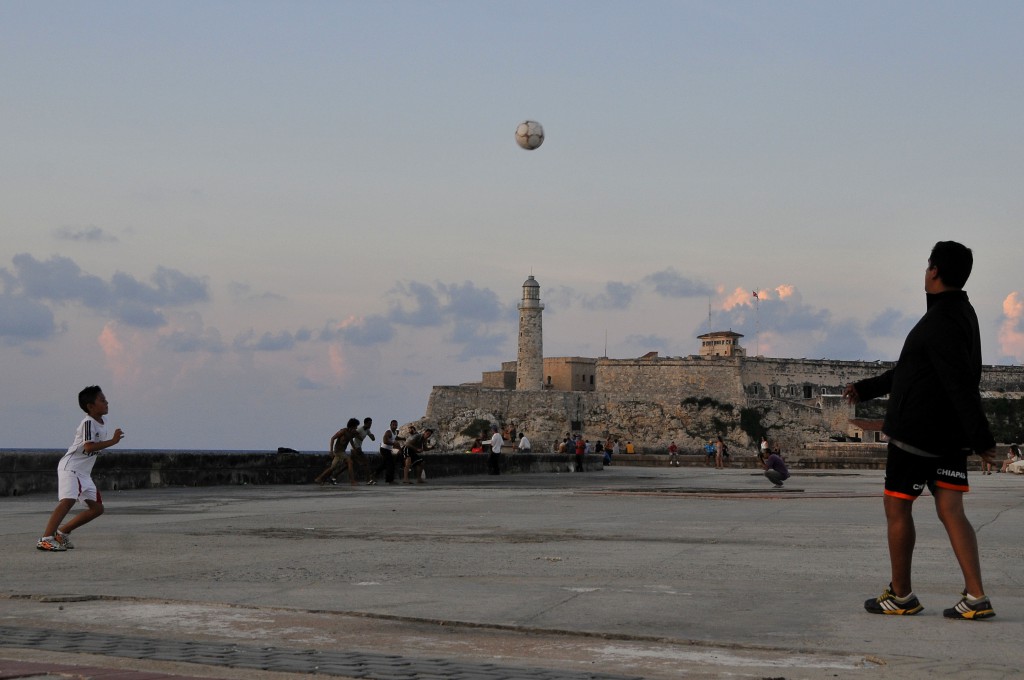 Un Padre y su hijo juegan en un área del malecón.