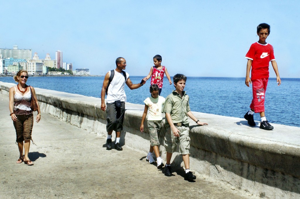 Una familia de paseo en el malecón habanero
