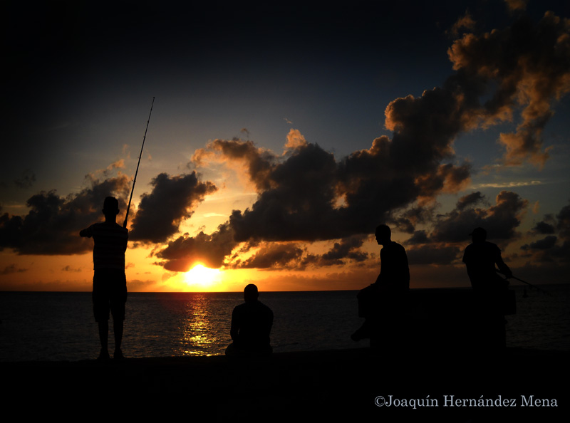 Pescadores en el malecón habanero.