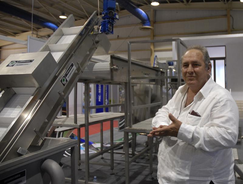 “La construcción de 10 minindustrias para el programa de fincas de frutales en el país forma parte del compromiso de la Empresa Enrique Varona para sustituir importaciones”, apuntó su director Jorge Pérez Cruz. Fotos: Agustín Borrego