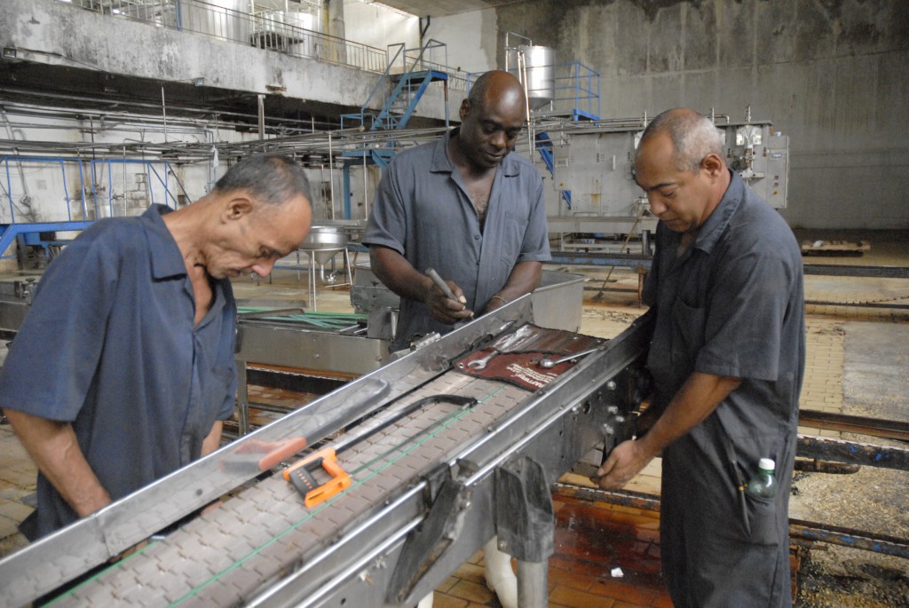 Todos los trabajadores del yogur participan en la reparación. En la foto, los mecánicos acometen labores en las líneas de llenado de bolsas Foto: Agustín Borrego