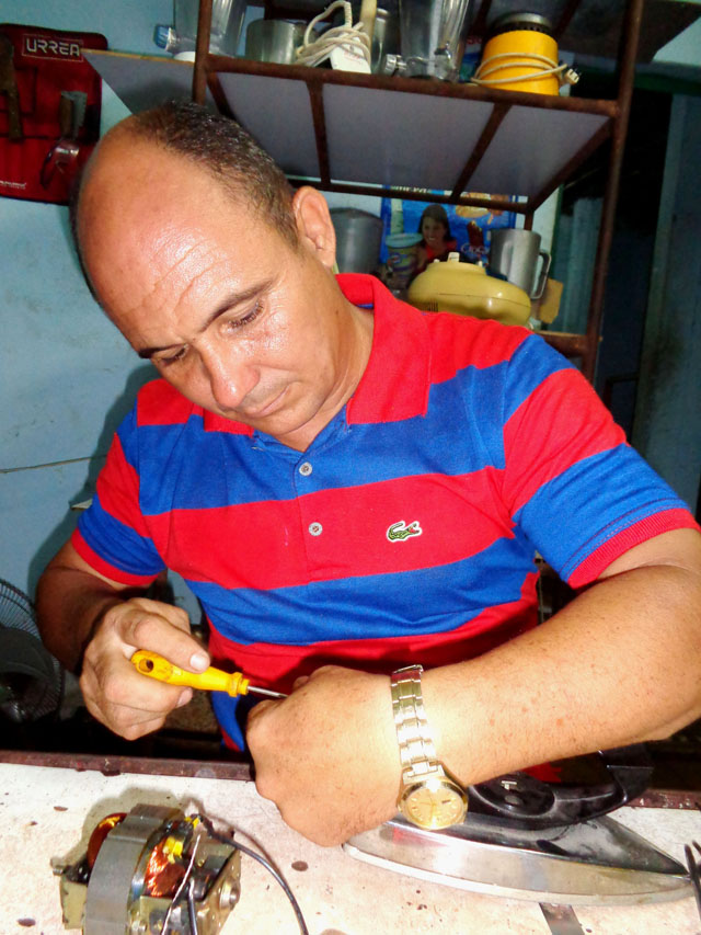 Rodolfo Peña Quintana, en su taller. Foto: José Luis M. Alejo