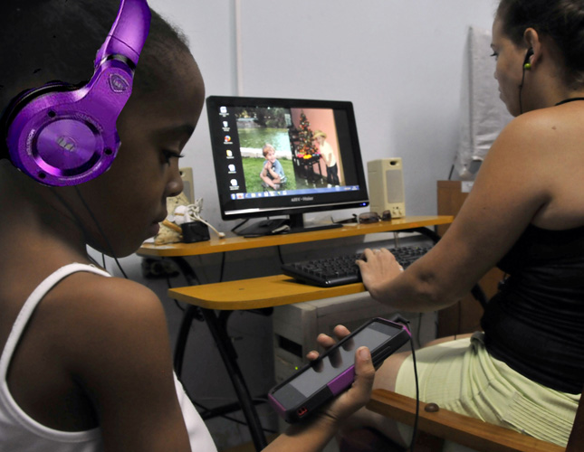 Los equipos personales de música y los celulares deben escucharse bajito para prevenir la discapacidad acústica. Foto: Joaquín Hernández Mena