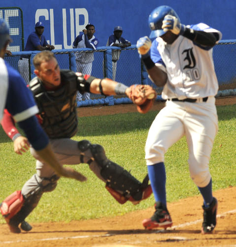 Jugada en home durante el partido Industriales-Santiago de Cuba en el estadio Latinoamericano. Foto: josé Raúl Rodríguez Robleda