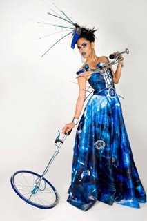 Vestido —con complementos— inspirado en la obra titulada Bicicletas, de Luis E. Camejo, presentado por Mariela en la última edición de Arte y Moda.