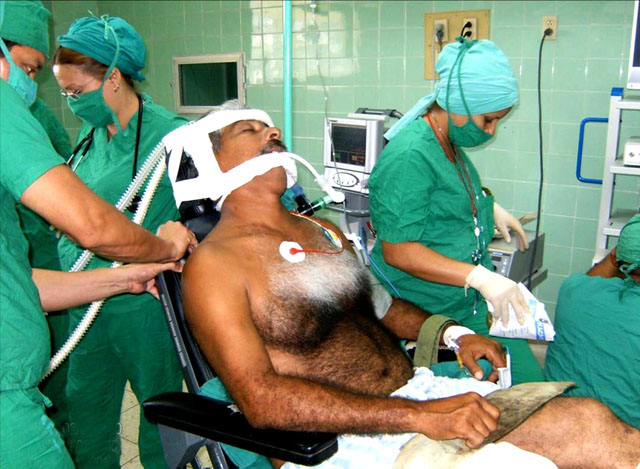 La adaptación de este sillón por parte del innovador posibilitó introducir la cirugía artroscópica de hombro en el servicio de ortopedia del hospital provincial de Ciego de Ávila. Foto: Cortesía del entrevistado