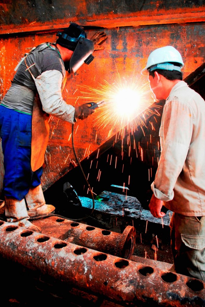 Largas jornadas de trabajo requieren las reparaciones de los centrales con vistas a la próxima zafra azucarera. Foto: Modesto Gutiérrez, AIN.