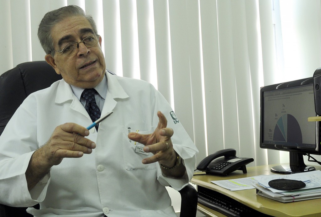 “Tratamos de alargar la vida del paciente y su reincorporación laboral y social”, dijo el doctor Eduardo Rivas. Foto: Roberto Carlos Medina