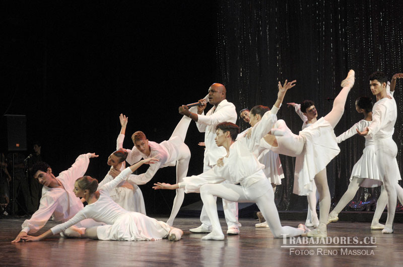 El solista aficionado Dayron González, junto a estudiantes de nivel medio de la Escuela Nacional de Ballet.