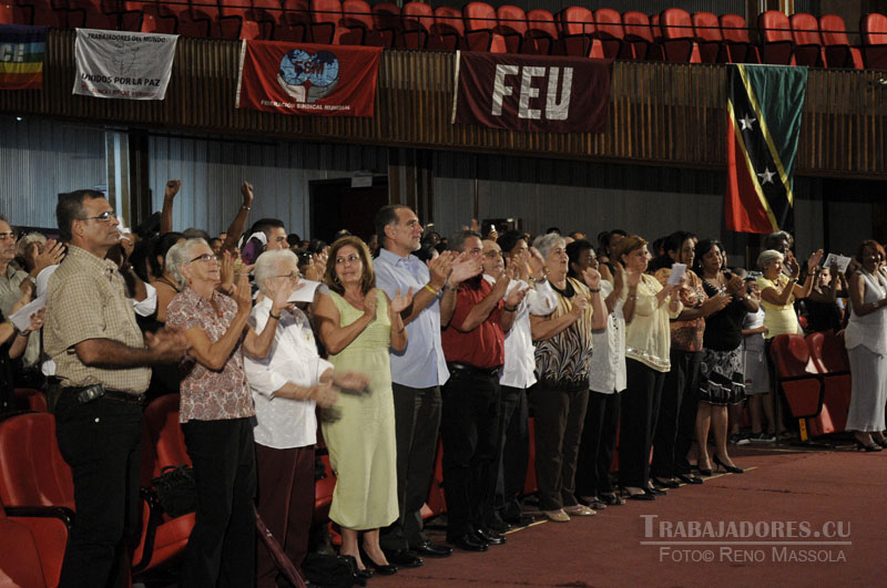 Disfrutaron de la Cantata René González, Héroe Nacional de Cuba; Ulises Rosales de Nacimiento; otros dirigentes de la CTC y organizaciones de masas; familiares de los Cinco y pueblo de la capital.