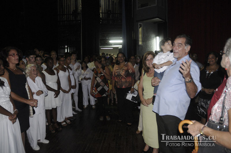 René y demás familiares de los cinco compartieron con los artistas una vez concluida la cantata.