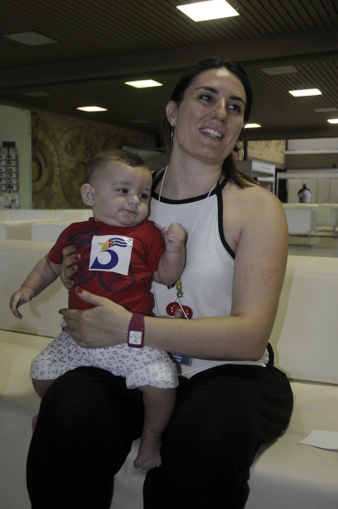 La politóloga Alba Blanco (en la foto junto a Pau) está convencida de que la libertad de Gerardo, Ramón y Antonio se puede lograr con un decreto presidencial firmado por Obama. Foto: René Pérez Massola