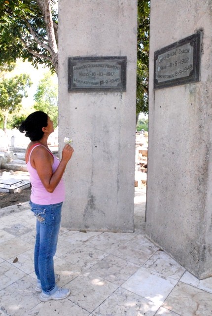 En el cementerio local una tarja perpetúa la memoria de Amancio y Oviedo.