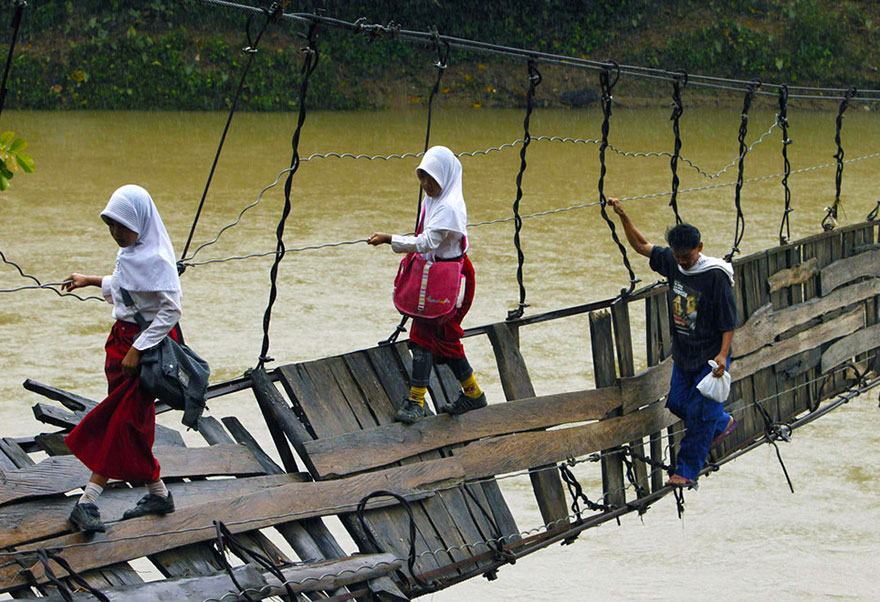 Después de que la historia se difundió, el mayor productor de acero de Indonesia, PT Krakatau Steel, construyó un nuevo puente, para que los niños pudieran cruzar el río con seguridad. (foto: Reuters)