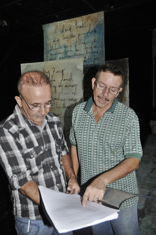 Juan José Jordán (a la izquierda) y Fernando Quiñones, director de la compañía Rita Montaner. Foto: René Pérez Massola