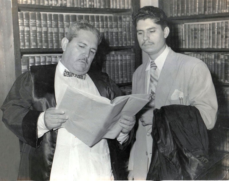De izquierda a derecha los doctores Elizardo Díaz  Lorenzo y Héctor Canciano, defensores de Julito Díaz y Luis Arrastía, respectivamente, en la audiencia de Santiago de Cuba el 21 de septiembre de 1953. Foto: Cortesía del entrevistado.