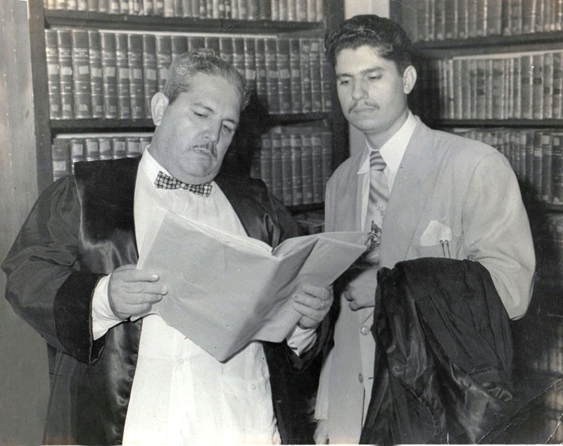 De izquierda a derecha los doctores Elizardo Díaz Lorenzo y Héctor Canciano, defensores de Julito Díaz y Luis Arrastía, respectivamente, en la audiencia de Santiago de Cuba el 21 de septiembre de 1953. Foto: Cortesía del entrevistado.