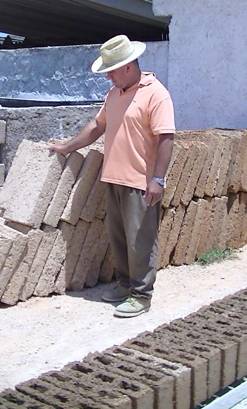 En la Unidad Básica Estatal de Materiales de la Construcción (UBEMC) laboran 64 trabajadores especializados en estas faenas. Elvis González Pérez, jefe de la brigada, muestra uno de los productos elaborados allí.