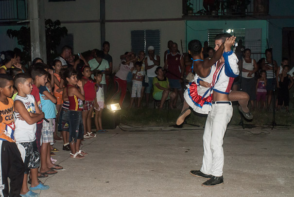 Arte variado es lo que llevan estos muchachos de Golpe a Golpe a cada comunidad que visitan sin pensar en comodidades. | foto: Leandro Armando Pérez  Pérez 
