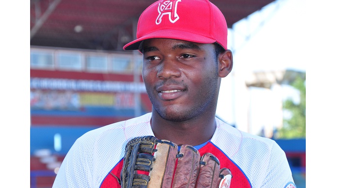 Geonel Gutiérrez, una joven promesa del pitcheo de Artemisa que lució inmenso frente a Camagüey. Foto: Humberto Lister