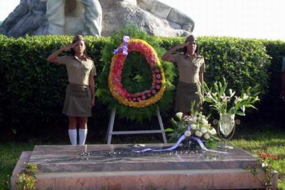Ofrendas de Fidel y Raúl al Comandante Juan Almeida en el quinto aniversario de su muerte
