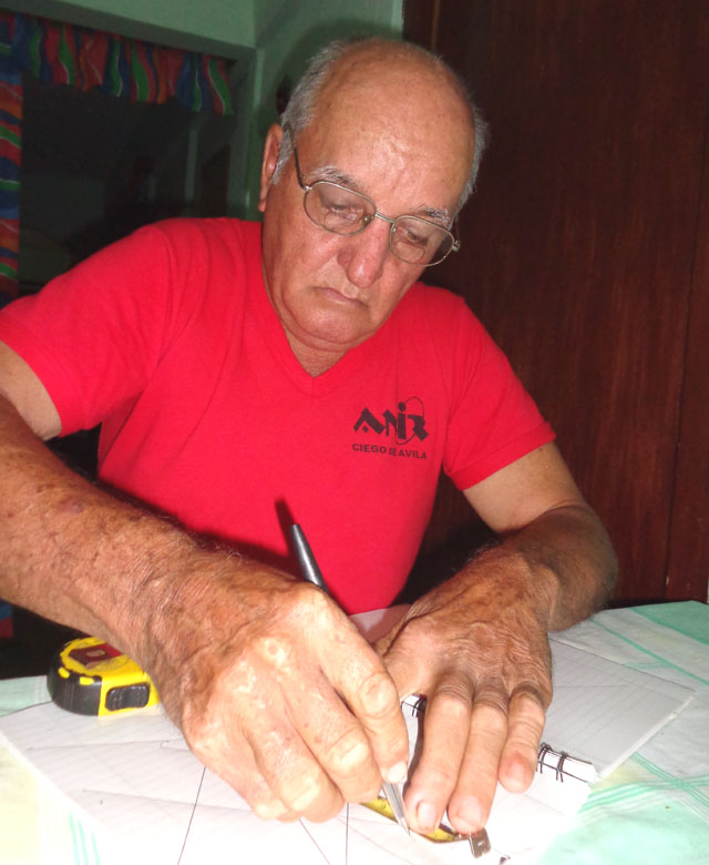 Reinol en los preparativos de una nueva innovación. 