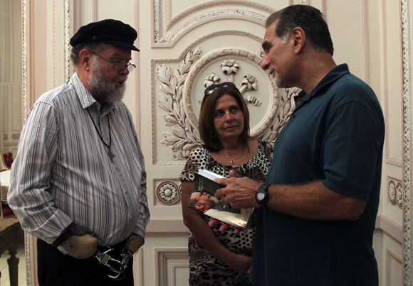 Padre Michael Lapsley, Vicepresidente del Consejo de Iglesias de Sudáfrica, Olga Salanueva y René González. Foto: Ladyrene Pérez/ Cubadebate