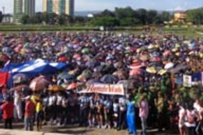 Marchan jóvenes de Guantánamo por la paz