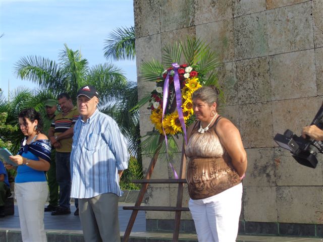 Con una ofrenda floral se rindió tributo al Che.