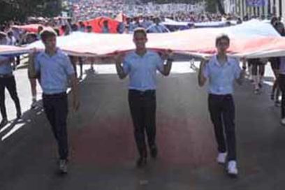 Otra carga de los “pinos nuevos” por Cuba, la paz y Los Cinco