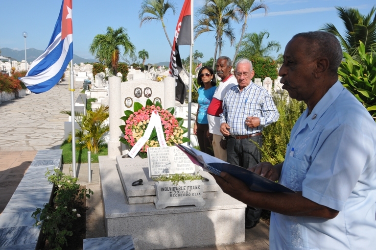 La primera acción en este onomástico fue dedicada al recuerdo de Frank García, allí junto a su tumba, en el cementerio de Santa Ifigenia, con el depósito de una ofrenda floral. Foto: Jorge Luis Guibert
